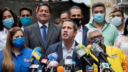 Guaidó dice que Maduro indultó opositores para «legitimar» próximos comicios