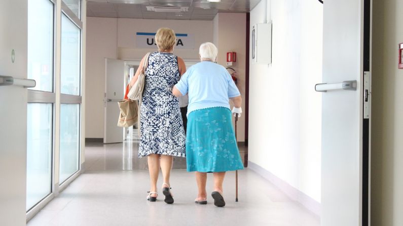 Muchos adultos mayores sin acceso a la tecnología han luchado por obtener atención médica y conexión social (sarcifilippo/Pixabay) 