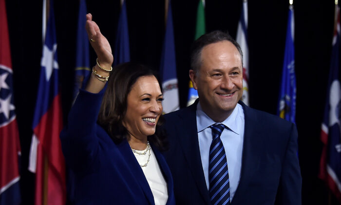 La senadora Kamala Harris (D-California), con su esposo Douglas Emhoff, en Wilmington, Delaware, el 12 de agosto de 2020. (Olivier Douliery/AFP vía Getty Images)