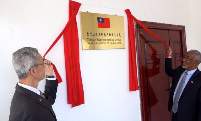 Lou Cheng-wa (izquierda), representante de Taiwán en Somalilandia, y Yasin Hagi Mohamoud, ministro de Relaciones Exteriores y Cooperación Internacional de Somalilandia, participan en una ceremonia de apertura de la oficina de representación de Taiwán en Somalilandia el 17 de agosto de 2020. (Ministerio de Relaciones Exteriores de Taiwán)