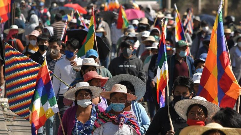 Cientos de manifestantes protestan contra el nuevo aplazamiento de las elecciones bolivianas, el 4 de agosto de 2020 en Sacaba (Bolivia). EFE/Jorge Ábrego