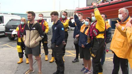 Pescadores hallan a dos mujeres desaparecidas en el mar por 15 horas aferradas a trampa para langosta