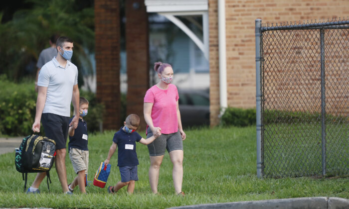 Los estudiantes regresan a la escuela en la escuela primaria Seminole Heights durante la semana en Tampa, Florida, el 31 de agosto de 2020. (Octavio Jones/Getty Images)