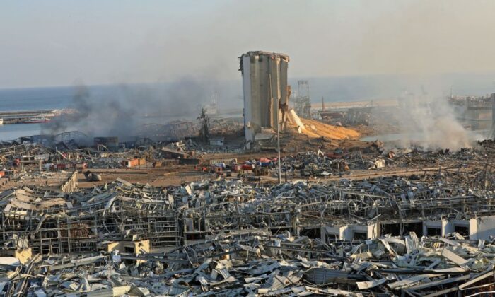 Se ve un silo destruido entre los escombros tras la explosión en el puerto de la capital del Líbano, Beirut, el 5 de agosto de 2020. (ANWAR AMRO/AFP vía Getty Images)