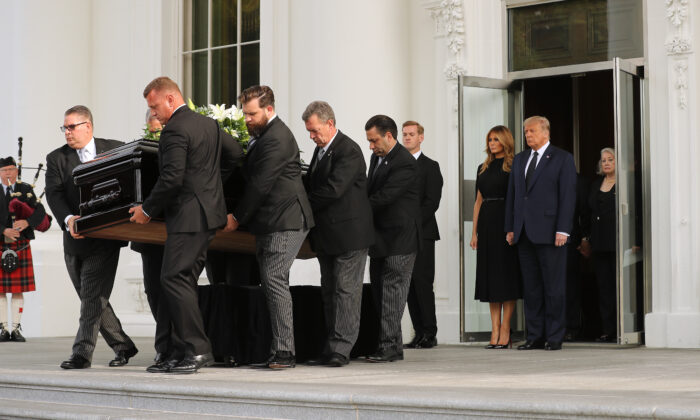 El presidente Donald Trump y la primera dama Melania Trump siguen el ataúd de su hermano Robert Trump fuera de la Casa Blanca después de su funeral en Washington el 21 de agosto de 2020. (Chip Somodevilla/Getty Images)