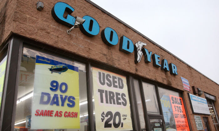 Un anuncio de oferta de productos Goodyear en Chicago en una fotografía de archivo de 2009. (Scott Olson/Getty Images)