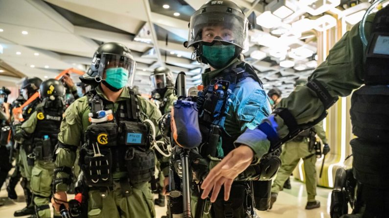 La policía antidisturbios asegura un área dentro de un centro comercial durante una manifestación en Hong Kong el 21 de julio de 2020. (Anthony Kwan/Getty Images)