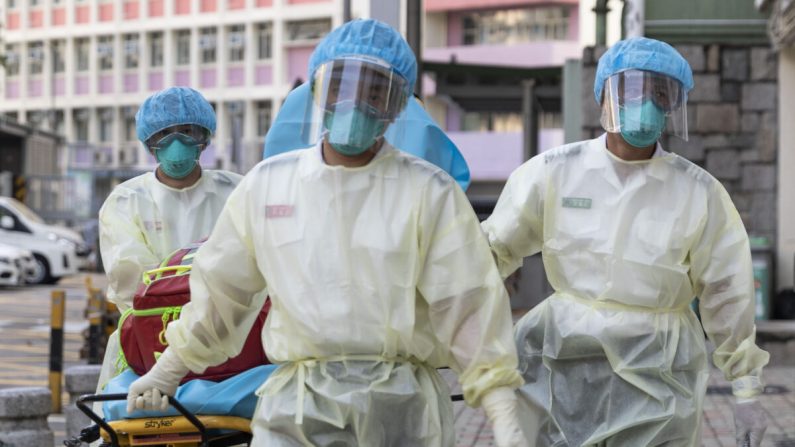 El personal médico que usa equipo de protección personal (EPP) como medida de precaución contra el coronavirus COVID-19 se acerca al hogar de ancianos Lei Muk Shue en Hong Kong el 23 de agosto de 2020. (May James/May James/AFP a través de Getty Images)