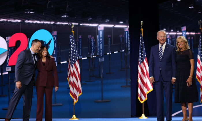 La candidata demócrata a la vicepresidencia, la senadora Kamala Harris (D-California), su esposo Douglas Emhoff y el candidato presidencial demócrata Joe Biden y su esposa, la Dra. Jill Biden, en el escenario después de que Harris pronunciara su discurso de aceptación en la tercera noche de la Convención Nacional Demócrata desde el Chase Center en Wilmington, Delaware, el 19 de agosto de 2020. (Win McNamee/Getty Images)