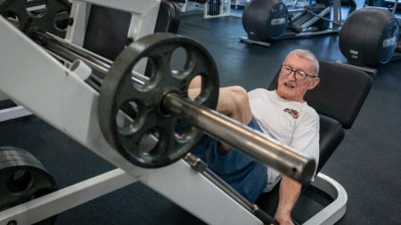 «Más que salud física»: El gimnasio ayuda a combatir el aislamiento a los 91 años de edad