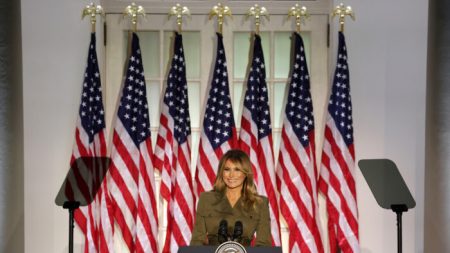 Melania Trump destaca la crisis de salud mental y de los opioides en EEUU en su discurso en la RNC