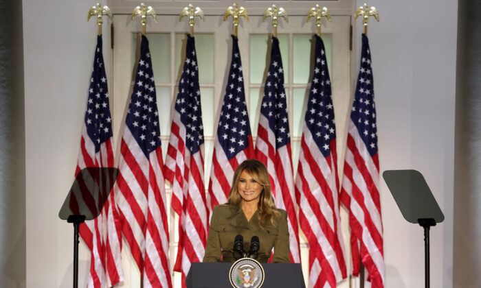 La primera dama Melania Trump se dirige a la Convención Nacional Republicana desde la Rosaleda de la Casa Blanca el 25 de agosto de 2020. (Alex Wong/Getty Images)