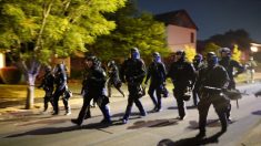 Alborotadores atacan a policías en Portland durante otra noche de disturbios