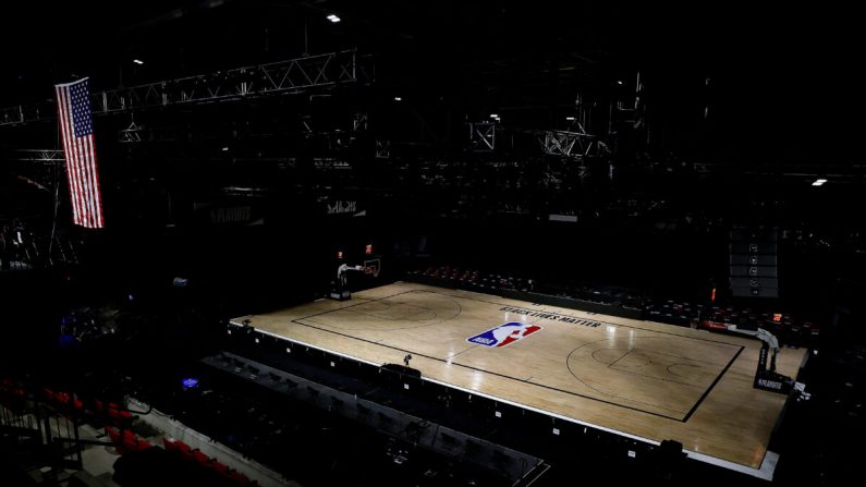 Se ve un estadio vacío cuando todos los juegos de la NBA fueron pospuestos hoy durante los playoffs de la NBA del 2020 en el Complejo Deportivo ESPN Wide World Of en Lake Buena Vista, Florida, el 27 de agosto de 2020. (Kevin C. Cox/Getty Images)