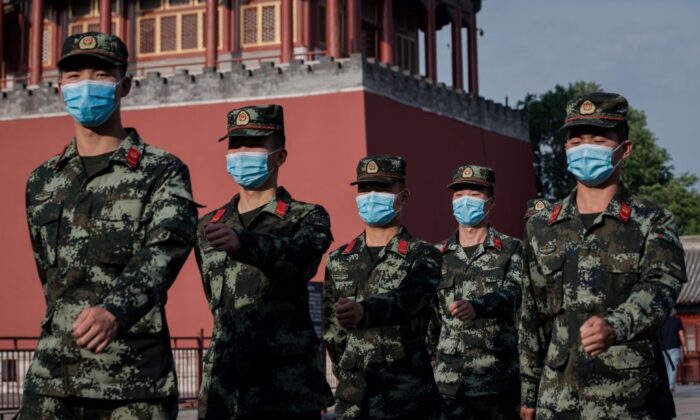 Oficiales de policía paramilitar marchan junto a la entrada de la Ciudad Prohibida en Beijing el 22 de mayo de 2020. (Nicolas Asfouri/AFP vía Getty Images)