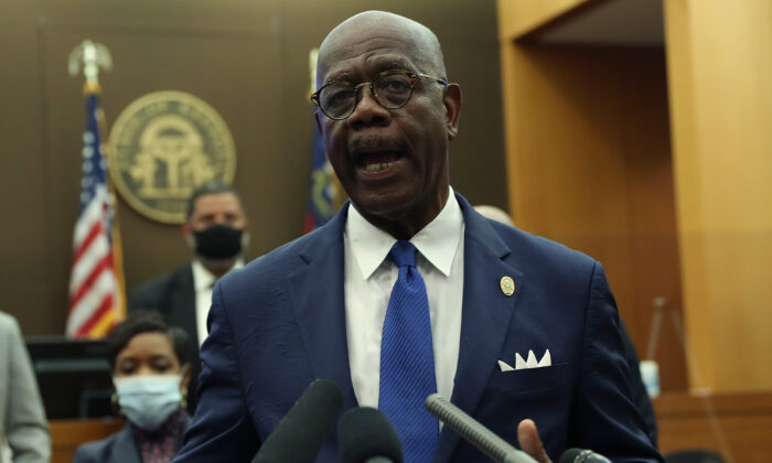 El fiscal de Distrito del Condado de Fulton, Paul Howard, anuncia 11 cargos contra el expolicía de Atlanta Garrett Rolfe en Atlanta, Georgia, el 17 de junio de 2020. (Joe Raedle/Getty Images)