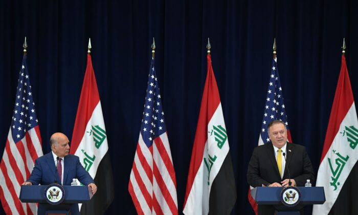 El secretario de Estado de EE.UU., Michael Pompeo, se reúne con el Ministro de Relaciones Exteriores de Irak Fuad Hussein durante una conferencia de prensa en el Departamento de Estado en Washington el 19 de agosto de 2020. (MANDEL NGAN/AFP vía Getty Images)