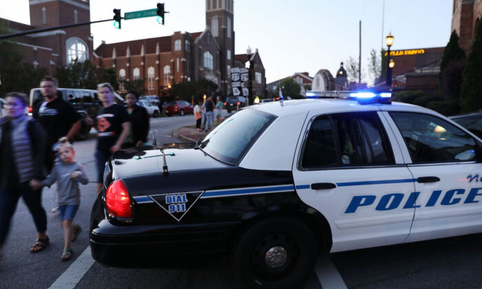 Un coche de policía en el centro de Newnan, Georgia, el 20 de abril de 2018 (Spencer Platt/Getty Images)