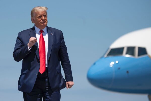 El presidente Donald Trump llega al aeropuerto Burke Lakefront de Cleveland (Ohio) el 6 de agosto de 2020. (Jim Watson/AFP vía Getty Images)