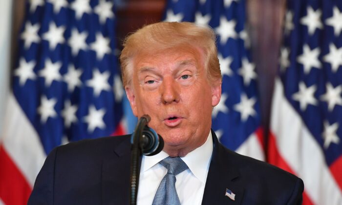 El presidente Donald Trump habla mientras participa en la firma de una proclamación en el centenario de la ratificación de la 19ª Enmienda en la Casa Blanca en Washington el 18 de agosto de 2020. (Mandel Ngan/AFP vía Getty Images)