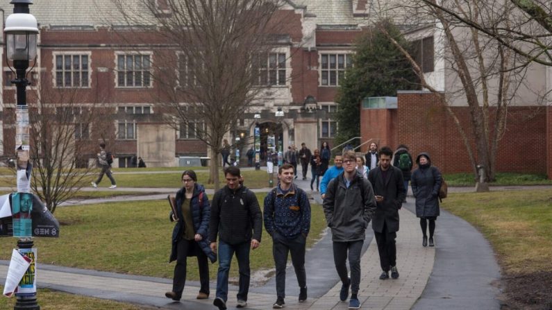 Los estudiantes caminan por el campus de la Universidad de Princeton en Nueva Jersey el 4 de febrero de 2020. (Thomas Cain/Getty Images)
