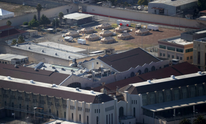 Una vista de una nueva instalación de atención de emergencia que se erigió para tratar a los reclusos infectados con COVID-19 en la prisión estatal de San Quintín el 8 de julio de 2020 en San Quintín, California. (Justin Sullivan/Getty Images)