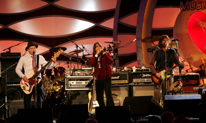 Los Red Hot Chili Peppers actúan en el escenario en el MusiCares 2005 Persona del Año Homenaje a Brian Wilson en el Palladium de Hollywood, California (EE.UU.), el 11 de febrero de 2005. (Frank Micelotta/Getty Images)