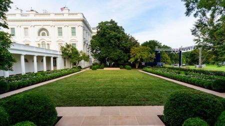 Melania Trump presenta las renovaciones del jardín de rosas de la Casa Blanca