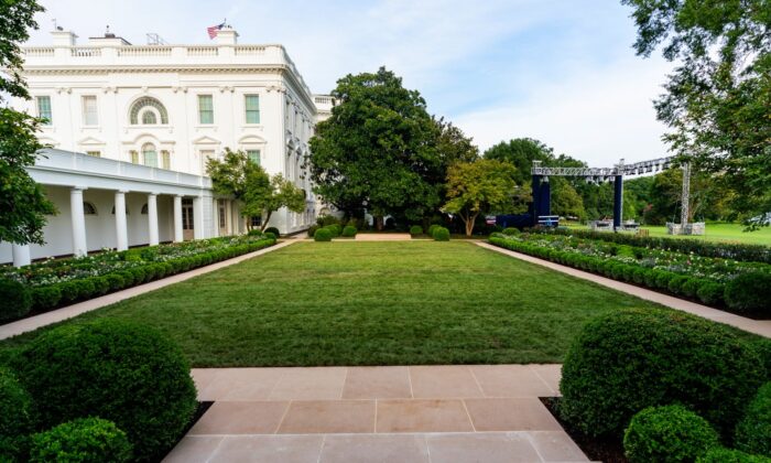La finalización de la histórica restauración de la rosaleda de la Casa Blanca en Washington el 21 de agosto de 2020.  (Foto oficial de la Casa Blanca por Andrea Hanks)