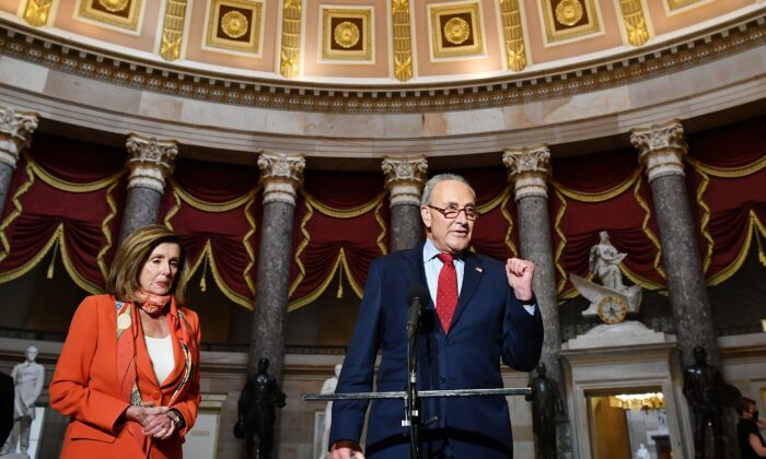 El líder de la minoría del Senado, el senador Charles Schumer (D-N.Y.), a la derecha, habla a los periodistas en el Capitolio de EE.UU. el 4 de agosto de 2020. (Mandel Ngan/AFP vía Getty Images)