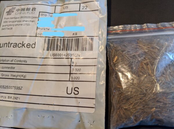 Paquetes de semillas que un residente de Nueva York recibió en un paquete de correo de China. (Proporcionado a The Epoch Times)