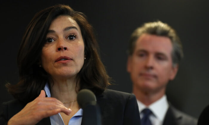 La Dra. Sonia Angell, directora del Departamento de Salud Pública de California y oficial de salud estatal, habla en una conferencia de prensa en Sacramento, California, el 27 de febrero de 2020 (Justin Sullivan/Getty Images).