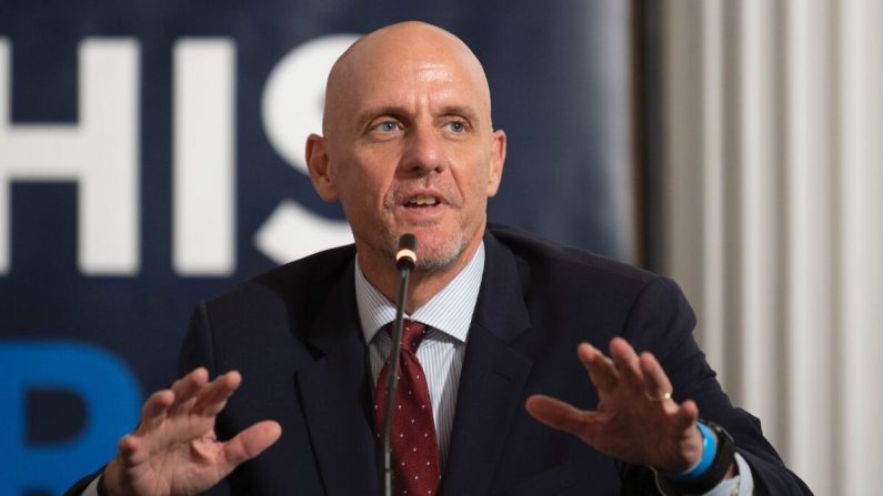 El comisionado de Administración de Alimentos y Medicamentos de EE. UU Stephen Hahn participa en una mesa redonda sobre la donación de plasma en la sede nacional de la Cruz Roja Americana en Washington el 30 de julio de 2020. (Jim Watson/AFP vía Getty Images)
