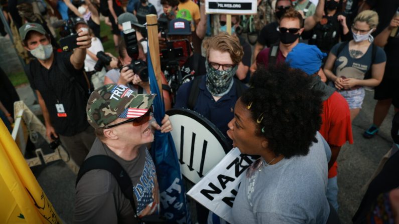 Una mujer discute con un manifestante durante una protesta en apoyo de los monumentos de la Confederación en Stone Mountain, Ga., el 15 de agosto de 2020.  (Lynsey Weatherspoon/Getty Images)
