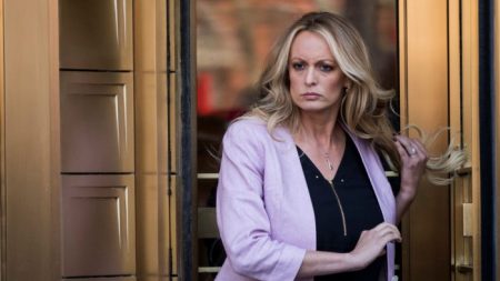 Juez de California ordena que Trump pague los honorarios legales de Stormy Daniels