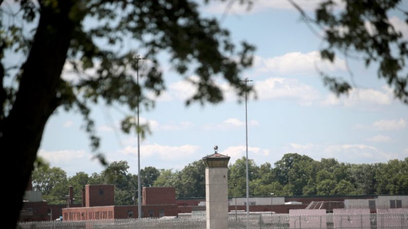 Una torre de vigilancia se encuentra a lo largo de una valla de seguridad en el Complejo Correccional Federal en Terre Haute, Ind., el 13 de julio de 2020. (Scott Olson/Getty Images)