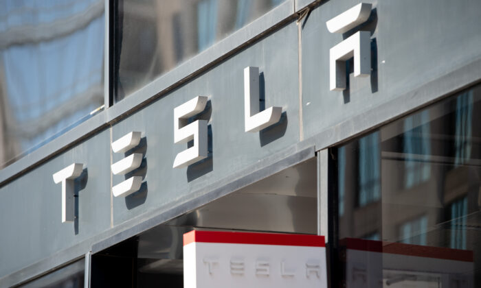 El logo de Tesla en las afueras de su sala de exposición en Washington, D.C., el 8 de agosto de 2018. (Saul Loeb/AFP vía Getty Images)
