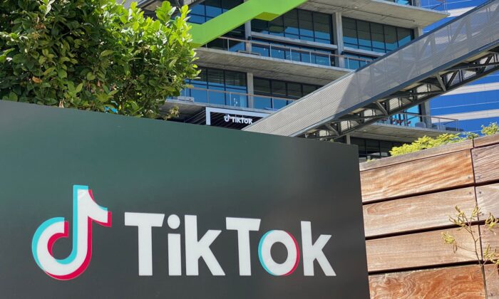 El logo de la videoaplicación china TikTok se ve en el lateral del nuevo espacio de oficinas de la empresa en el campus C3 el 11 de agosto de 2020 en Culver City, en el oeste de Los Ángeles. (CHRIS DELMAS/AFP vía Getty Images)