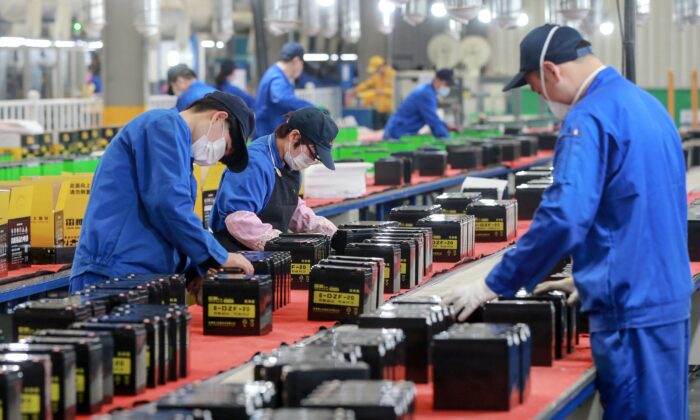 Los empleados están trabajando en una línea de producción de baterías en una fábrica de Huaibei en la provincia oriental de Anhui de China el 30 de marzo de 2020. (STR/AFP vía Getty Images)