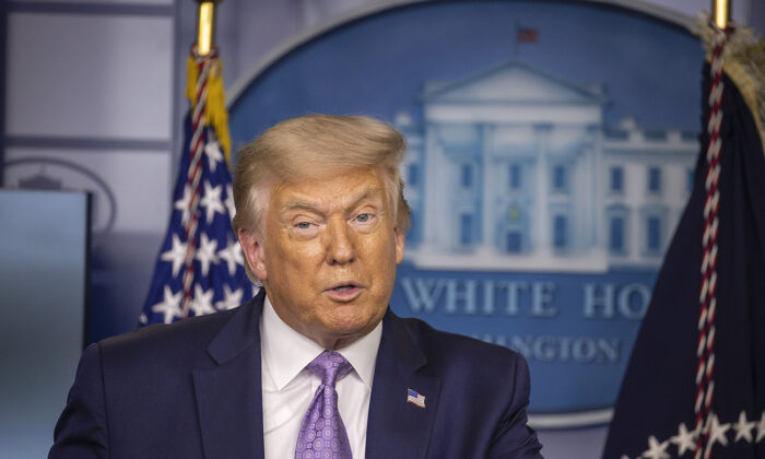 El presidente Donald Trump habla durante una conferencia de prensa en la Casa Blanca en Washington, el 13 de agosto de 2020. (Tasos Katopodis/Getty Images)