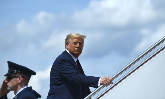 El presidente Donald Trump aborda el Air Force One en la Base de la Fuerza Aérea, Andrews, en Maryland, el 20 de agosto de 2020. (Brendan Smialowski/AFP a través de Getty Images).