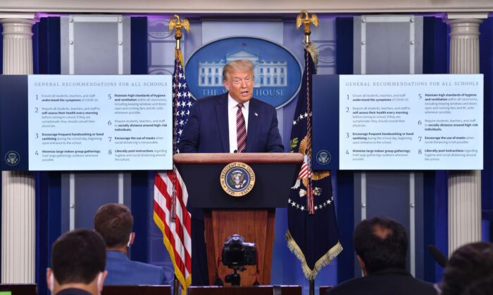 El presidente Donald Trump habla durante una conferencia de prensa en la Casa Blanca el 12 de agosto de 2020. (Nicholas Kamm/AFP vía Getty Images)