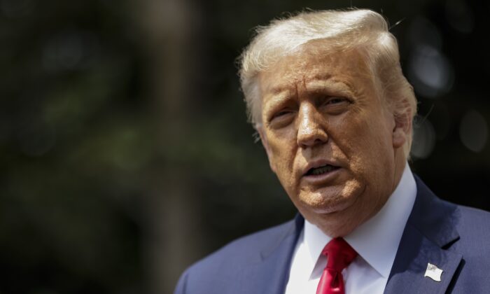 El presidente Donald Trump deja la Casa Blanca en Washington el 6 de agosto de 2020. (Samuel Corum/Getty Images)
