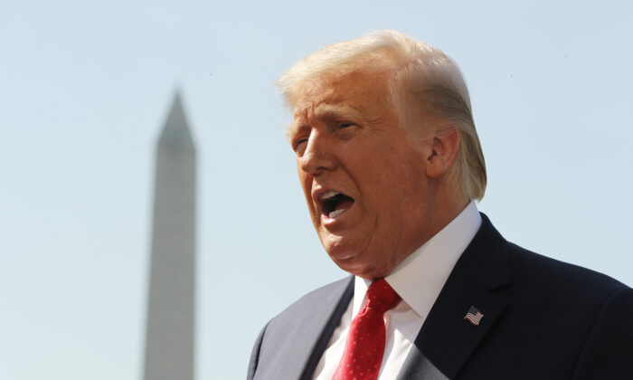 El presidente Donald Trump habla con los periodistas al salir de la Casa Blanca para un viaje a Minnesota y Wisconsin el 17 de agosto de 2020. (Chip Somodevilla/Getty Images)