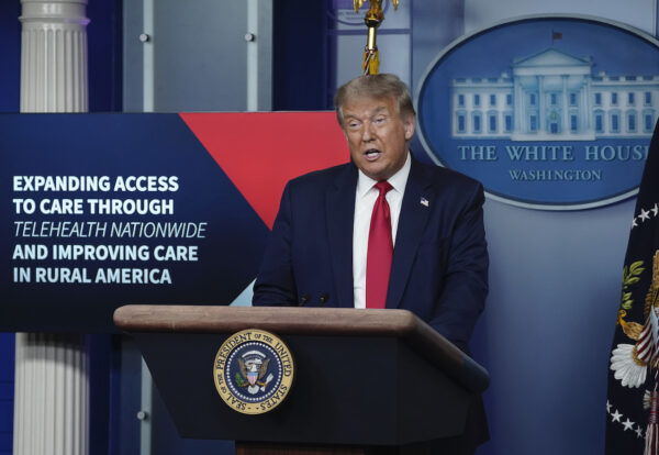 El presidente Donald Trump habla durante una conferencia de prensa en la Casa Blanca el 3 de agosto de 2020. (Drew Angerer/Getty Images)