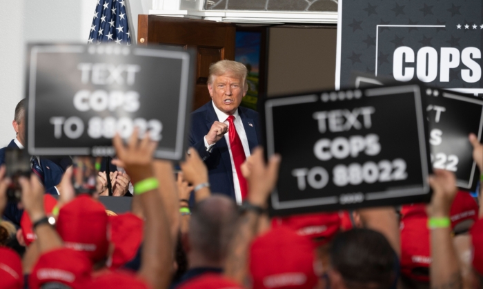 El presidente Donald Trump cierra el puño al pronunciar un discurso ante la Asociación de Beneficencia de la Policía de Nueva York en el Club Nacional de Golf Trump en Bedminster, Nueva Jersey, el 14 de agosto de 2020. (Jim Watson/AFP vía Getty Images)