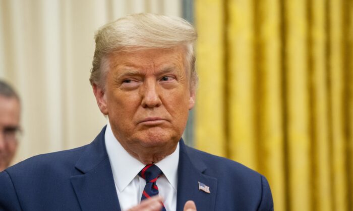 El presidente Donald Trump participa en un evento en el Despacho Oval de la Casa Blanca en Washington el 4 de agosto de 2020. (Doug Mills/Pool/Getty Images)