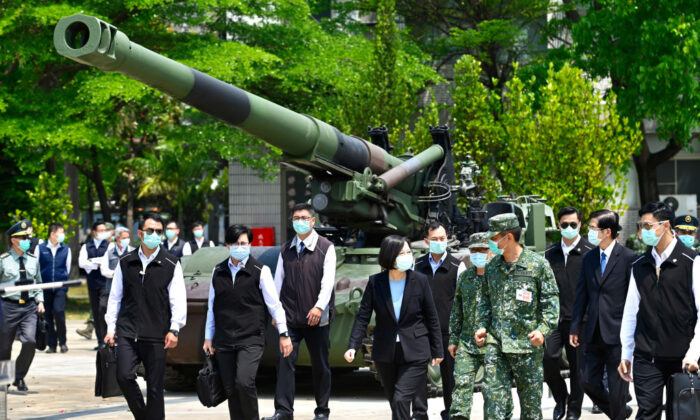 La presidenta de Taiwán, Tsai Ing-wen, visita una base militar en Tainan, en el sur de Taiwán, el 9 de abril de 2020. (Samm Yeh/AFP vía Getty Images)