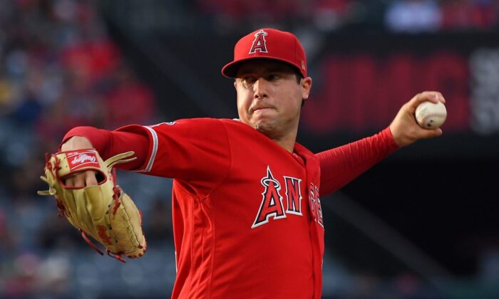 Tyler Skaggs, # 45 de Los Angeles Angels, lanza en la primera entrada del juego contra los Atléticos de Oakland en el Angel Stadium de Anaheim en Anaheim, California, el 29 de junio de 2019 (Jayne Kamin-Oncea/Getty Images).
