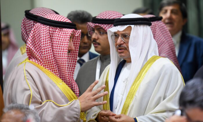 El ministro de Estado de los Emiratos Árabes Unidos para Asuntos Exteriores, Anwar Gargash, a la derecha, llega a una reunión en Jeddah para hablar del plan del presidente de los EE.UU. Donald Trump para Oriente Medio, el 3 de febrero de 2020. (Amer Hilabi/AFP vía Getty Images)